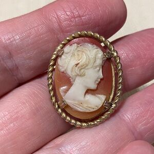Elegant vintage gold filled Cameo Brooch